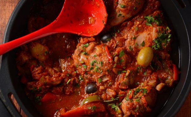 chicken cacciatore with bell peppers, tomatoes, black olives. italian food